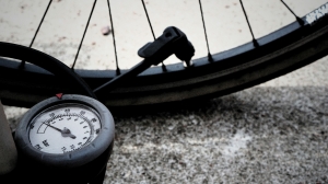 Полиция выясняет причины гибели пожилой велосипедистки в аварии в Ленобласти