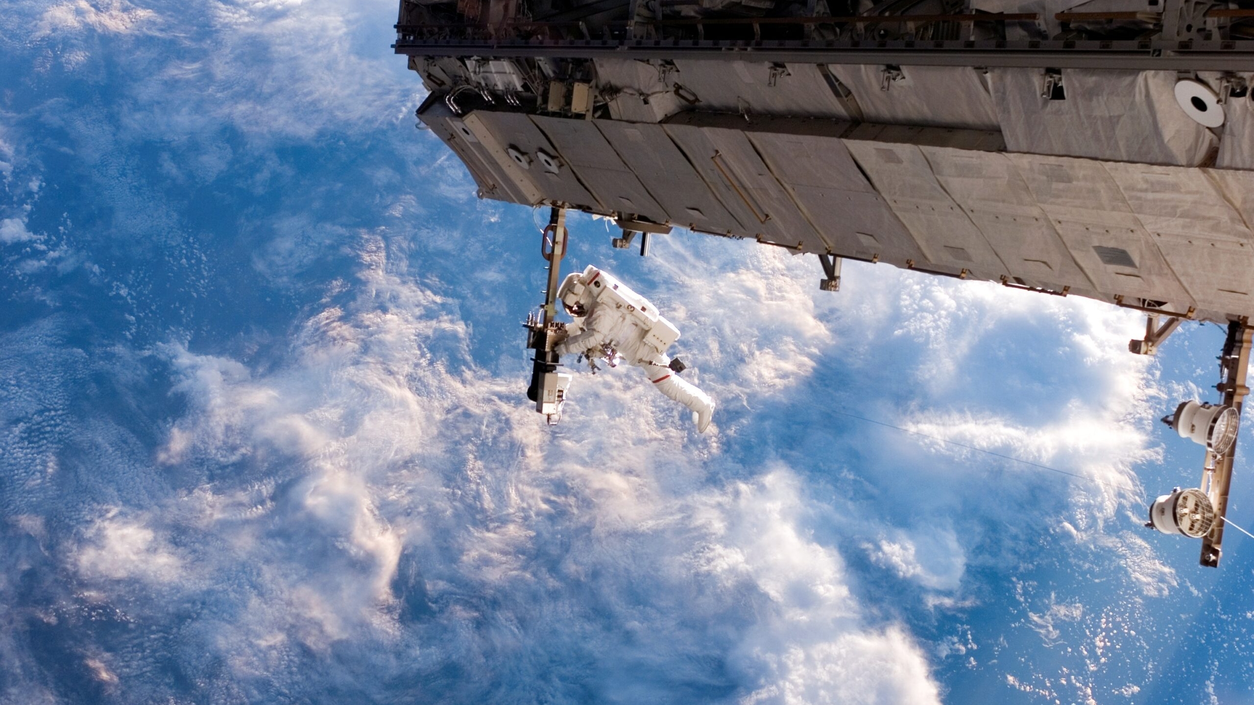 Петербургский космонавт мог задержаться в открытом космосе из-за болтов