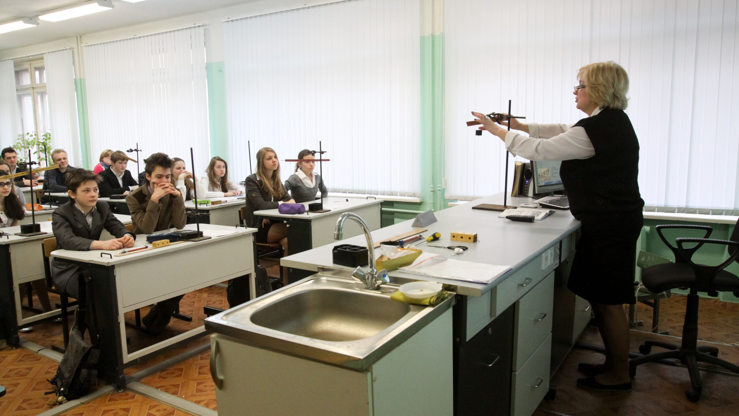 В Петербурге лучшим учителям выплатят премии по 200 тысяч рублей