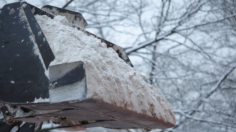 В «снежные» пункты свезли первую 1000 кубометров снега с улиц Петербурга