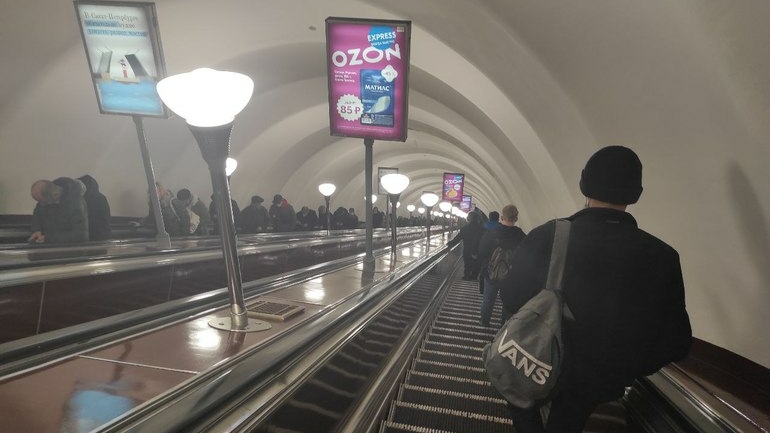 Станцию метро «Лесная» закрыли на вход из-за остановки эскалатора