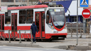 Выходящая из трамвая пятиклассница попала под колеса иномарки Kia Rio на Ленсовета
