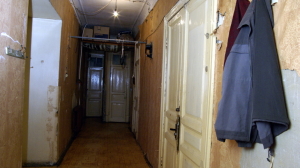 На Среднеохтинском молодая мигрантка просидела в запертой комнате коммуналки до самой смерти