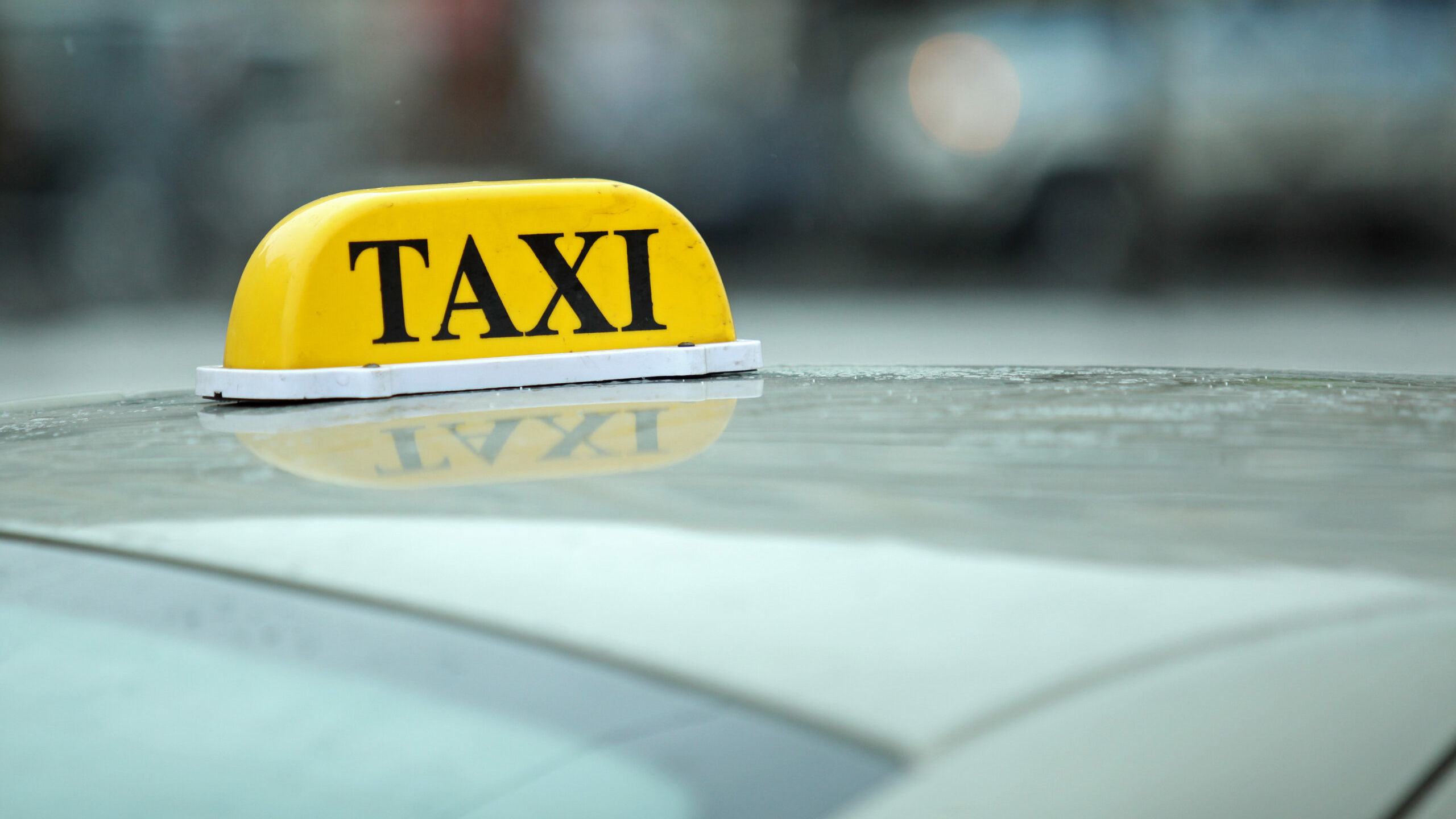 В Ленобласти не желавшие оплачивать поездку в такси клиенты избили и ограбили водителя