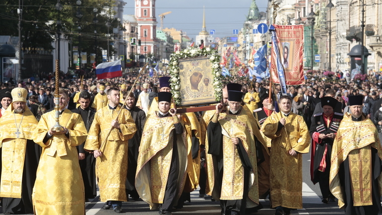 Крестный ход и литургия: в Петербурге проходят торжества в честь перенесения мощей Александра Невского