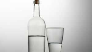 Невидимая угроза: ученые встревожены — вода в бутылках опасна из-за нанопластика