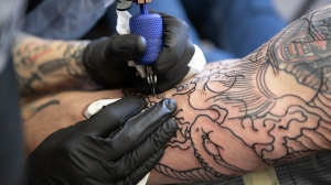 В Петербурге депутат прокомментировал запрет на татуировки до 18 лет