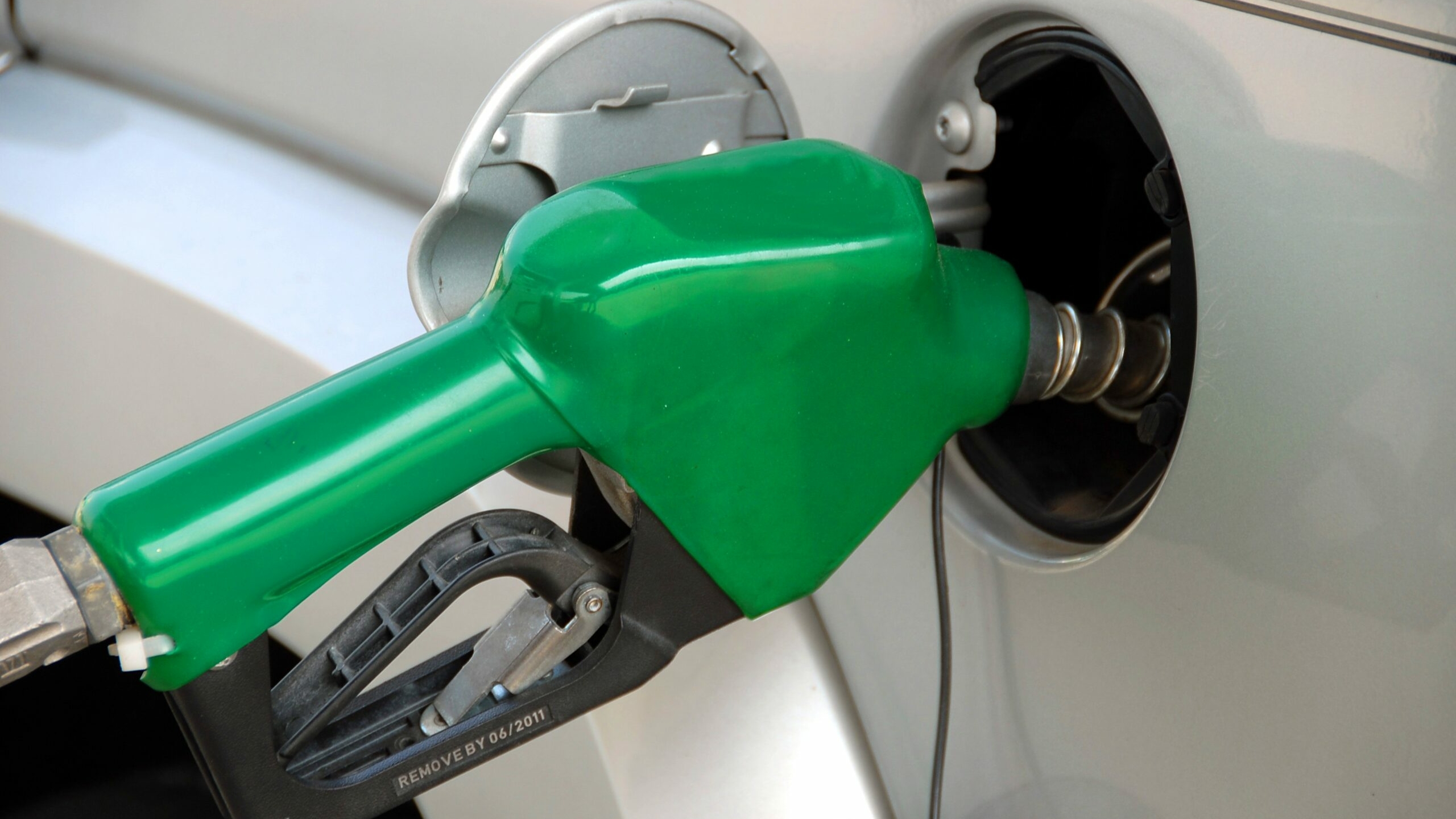 Эксперты предупредили о продаже бензина на АЗС по номерам с 3 октября
