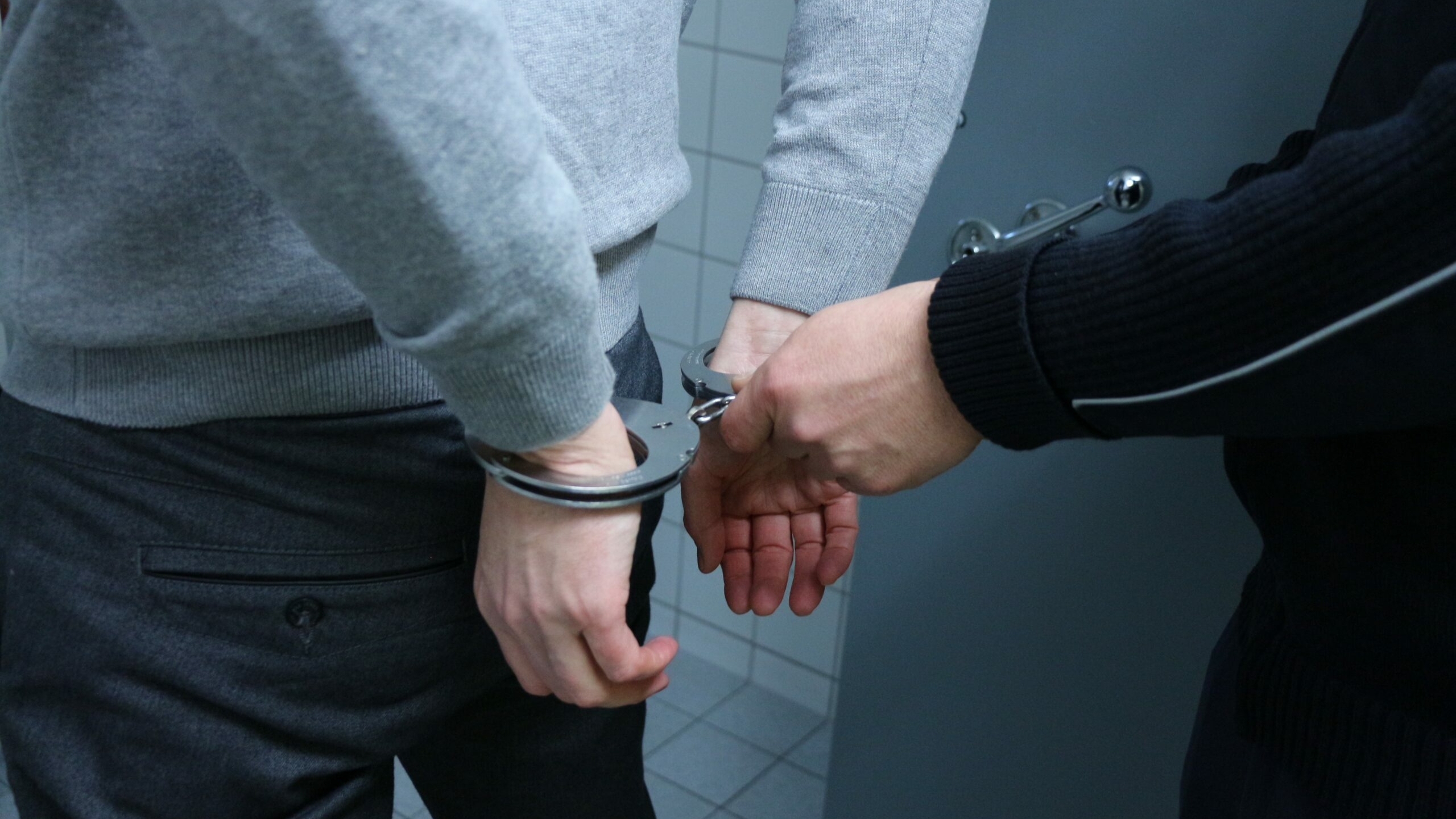 Полицейские задержали троих подозреваемых в ограблении ювелирного магазина на Большой Московской