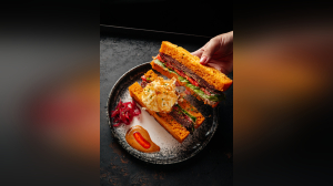 Шеф-повар петербургского ресторана приготовил сэндвич из черного страуса