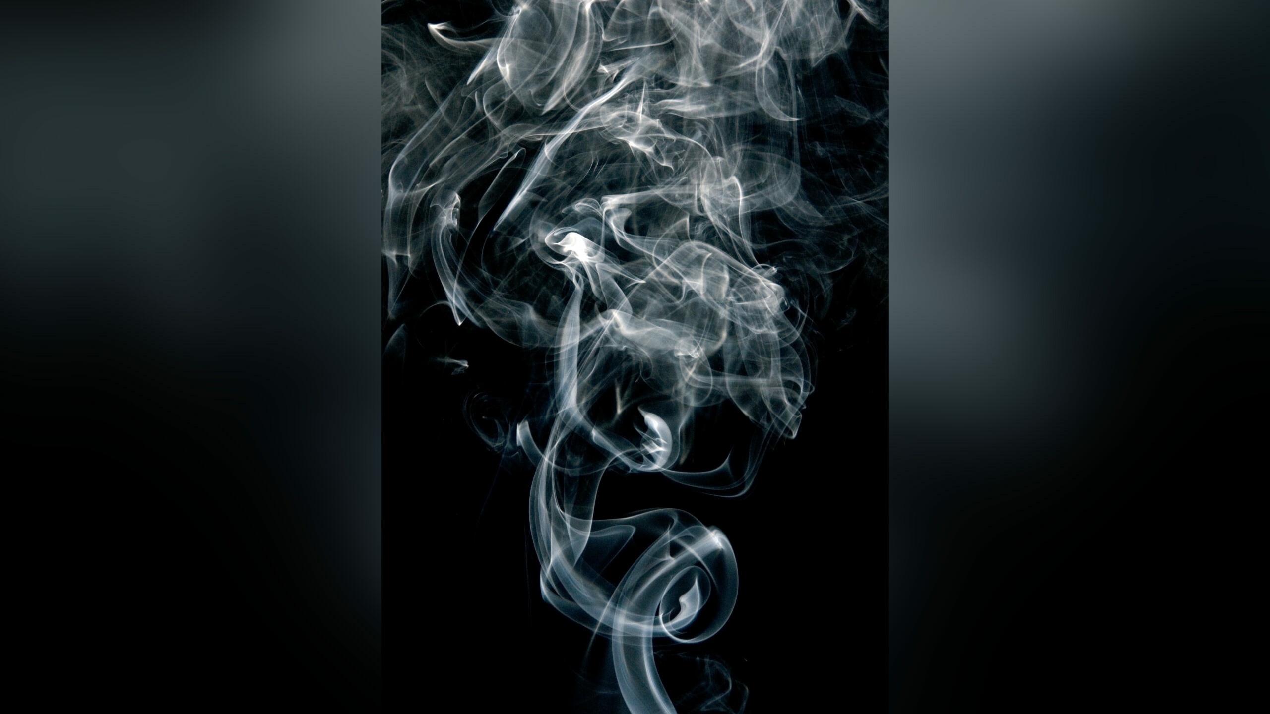 Продажу безникотиновых смесей для электронных сигарет несовершеннолетним предложили запретить