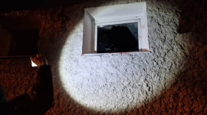 Уголовники голыми руками разбили окно ради проникновения в Свято-Троицкий храм в Киришах
