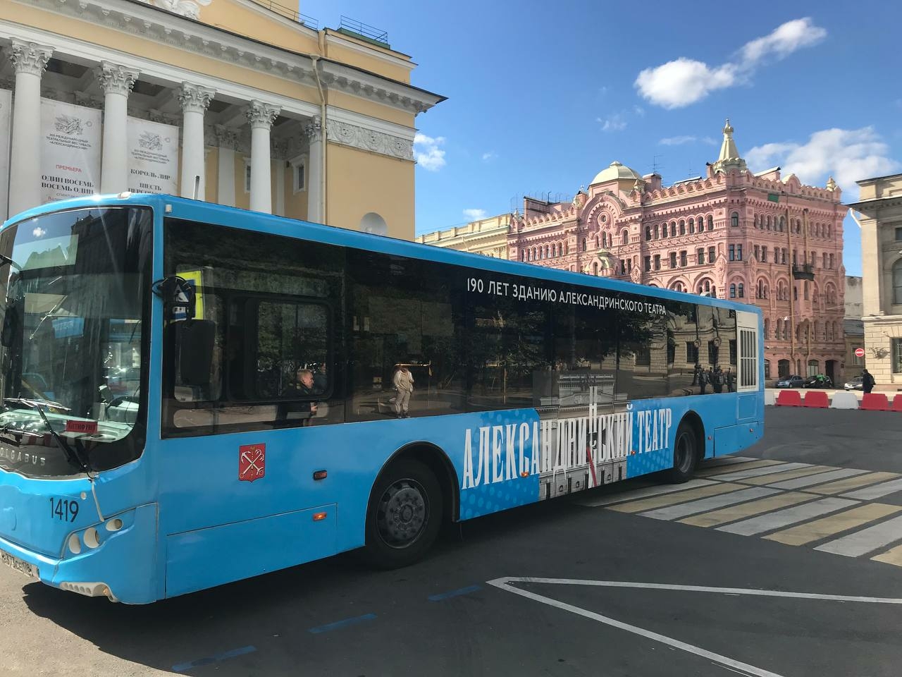 В соответствии с ПДД: полицейские объяснили причину проезда лазурного  автобуса на «красный» в Петербурге