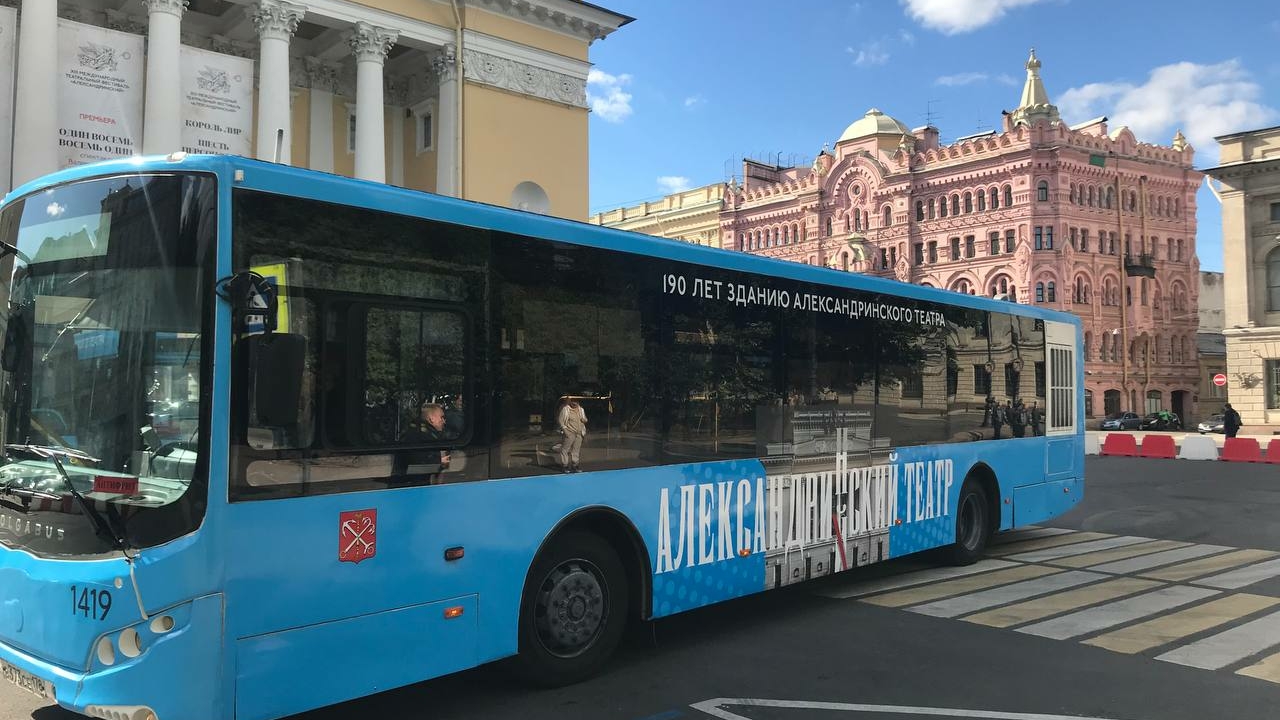 В соответствии с ПДД: полицейские объяснили причину проезда лазурного автобуса на «красный» в Петербурге