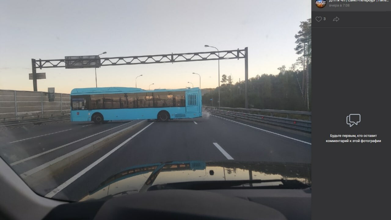 Лазурный автобус встал поперек разделительной полосы на Ропшинском шоссе