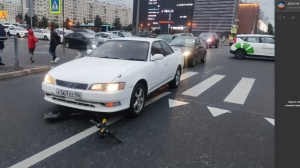 В Петербурге на пешеходном переходе автомобиль сбил самокатчика