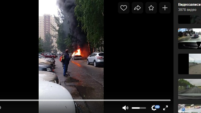 Брошенная хозяином BMW полыхала на Ленинском проспекте