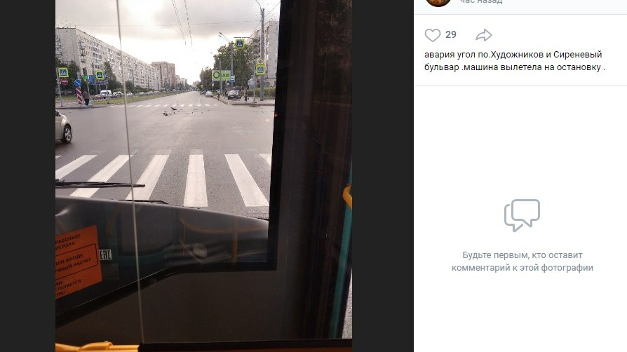 Машина влетела в остановку на перекрестке Художников и Сиреневого бульвара в Петербурге