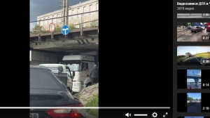 Водитель фуры застрял под новым «Мостом глупости» на Рощинской в Петербурге