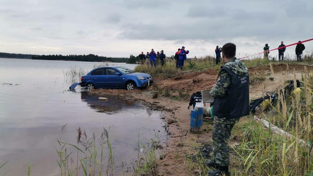 «Мама уехала на рыбалку и не вернулась»: из реки в Ленобласти достали Kia Rio с трупами женщины и мужчины
