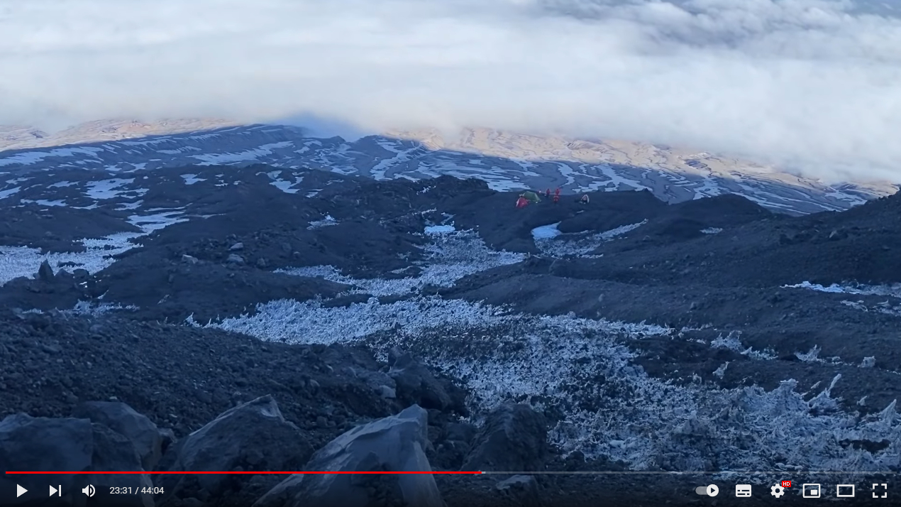 Трое выживших альпинистов на Ключевском вулкане вышли на связь с родственниками