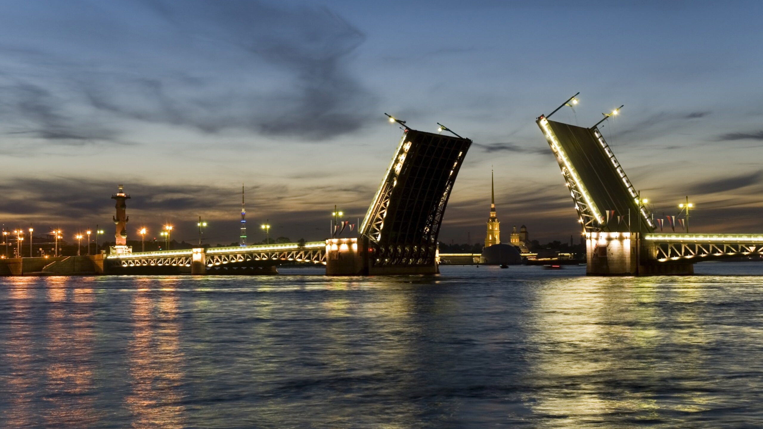 В ночь на 8 апреля в Петербурге разведут Дворцовый и Благовещенский мост