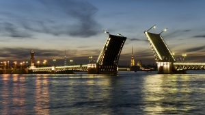 Российские туристы назвали Дворцовый мост самым живописным в стране
