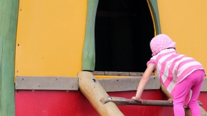 Третьеклассница получила травму живота после игр на детской площадке в парке Металлостроя