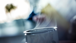 Врач Елена Малышева заявила, что злоупотребление горячим чаем может привести к раку желудка