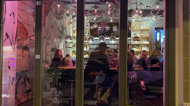 В петербургском баре уволили официанта за значок с символикой ВСУ