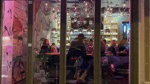 В петербургском баре уволили официанта за значок с символикой ВСУ