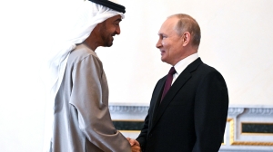 Путин подарил свое пальто замерзшему на петербургском ветру президенту ОАЭ