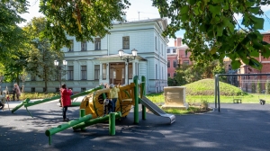 На Рижском проспекте открыли благоустроенный сквер рядом с Домом детского творчества