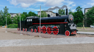 Сквер Военных железнодорожников с паровозом открыли в Петергофе