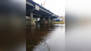 Спасатели достали труп утонувшего мужчины из ледяной воды Ижоры