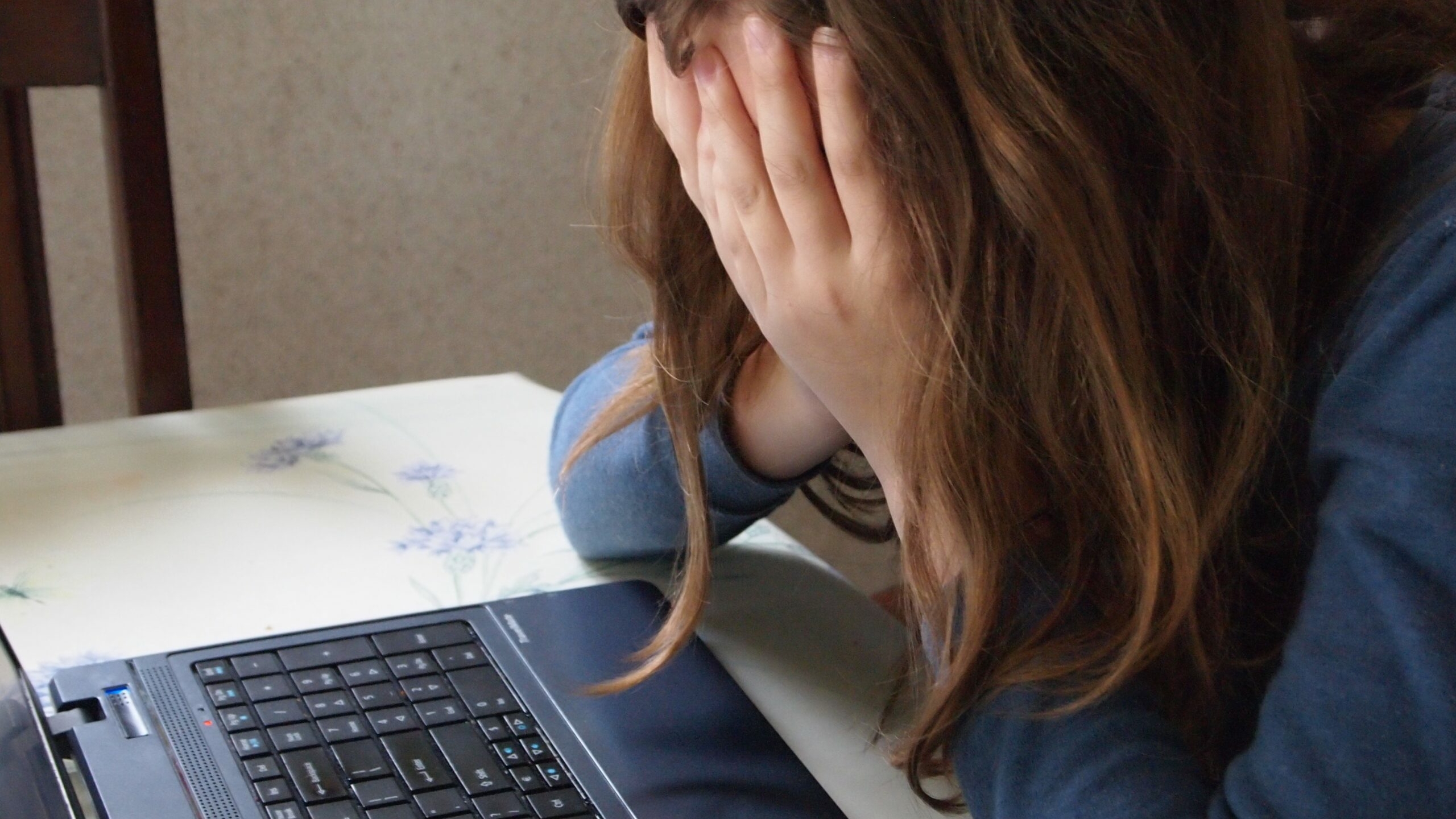 В Петергофе задержали развратившего 13-летнюю девочку учителя информатики