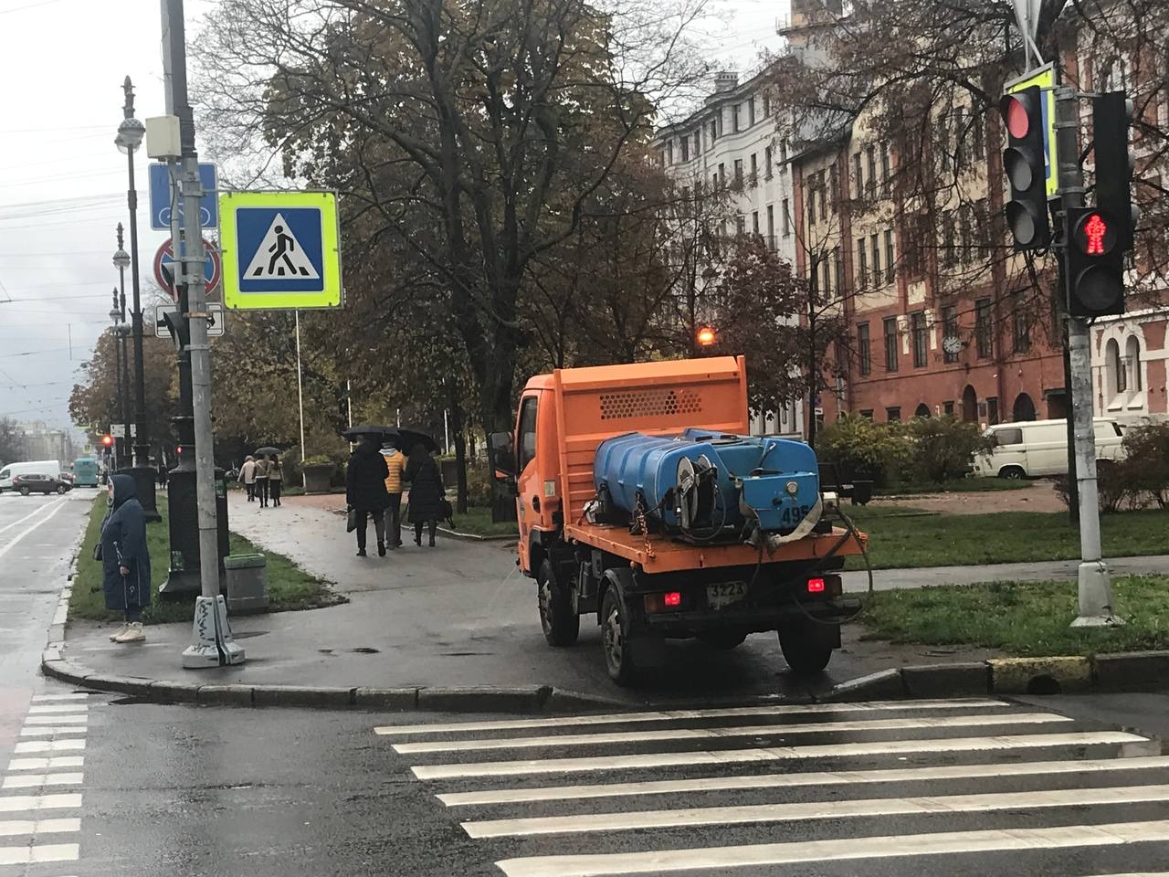 Петербуржцы пожаловались на регламент комблага, который опять моет дороги  под дождём