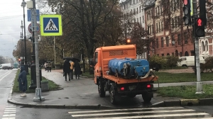 Петербуржцы пожаловались на регламент комблага, который опять моет дороги под дождём
