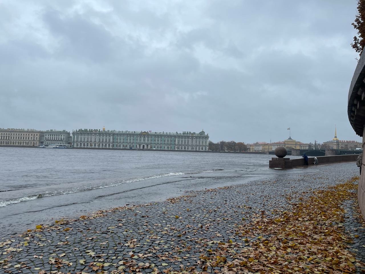 Питер 17. Санкт-Петербург Нева. Питер в октябре фото. Мосты Невы в Санкт-Петербурге. Штормовое предупреждение в Санкт-Петербурге.