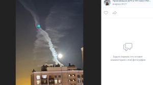 Загадочные белые следы заметили в небе над Петербургом вечером 10 октября