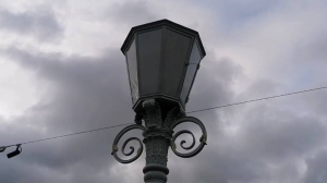 Поврежденные вандалом исторические фонари восстановили и вернули на Львиный мост
