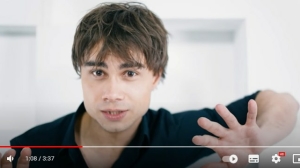 Испугался девушки: певец Александр Рыбак подал в суд на фанатку, которая его домогалась