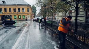 Специалисты обработали дороги в Петербурге противогололедными материалами