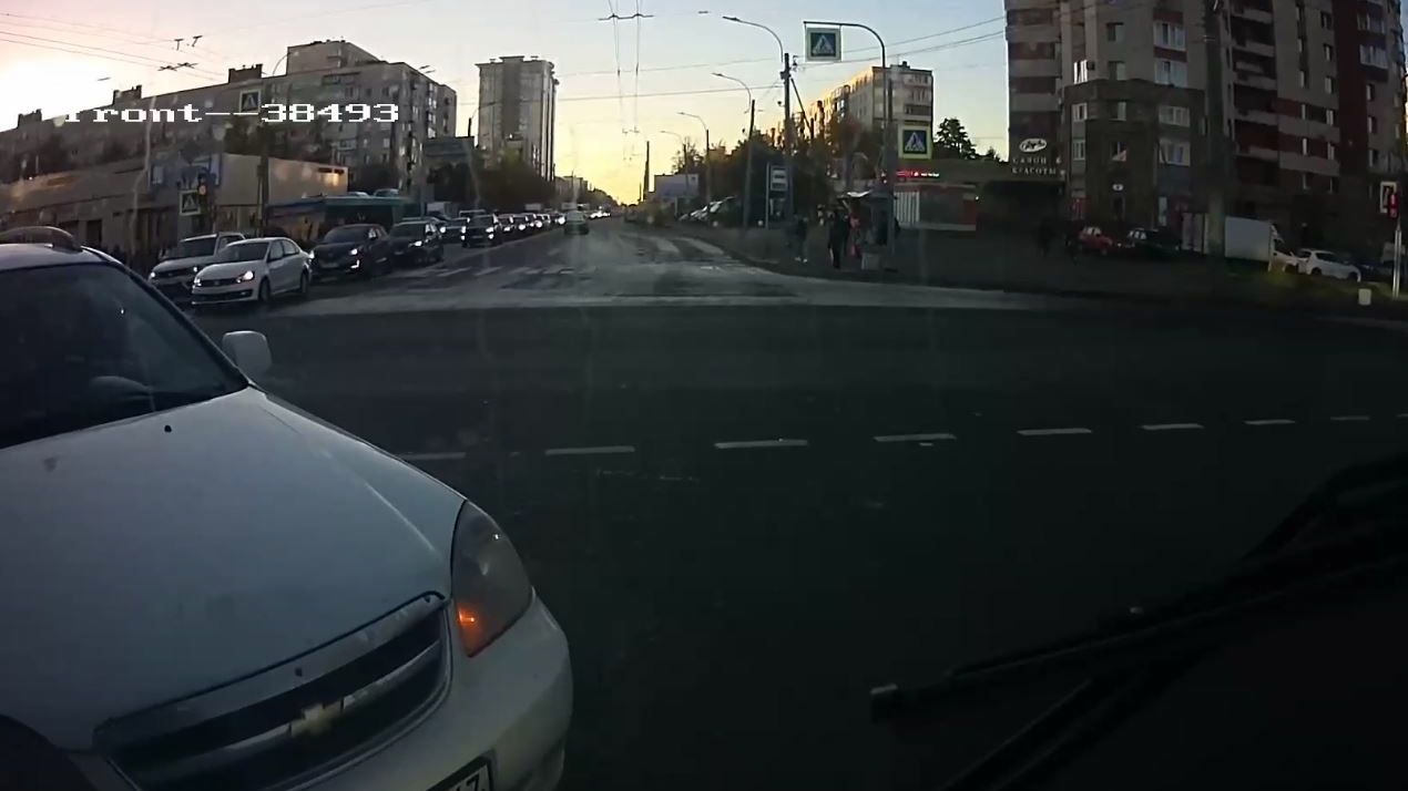 Водителю автобуса пришлось уворачиваться от легковушки на юге Петербурга