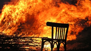 Обгоревший труп пенсионера нашли у печной трубы после пожара в Гатчинском районе Ленобласти