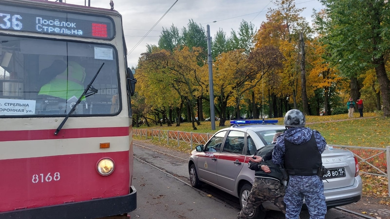 На Стачек задержали пьяного хулигана, не хотевшего выпускать трамваи из депо
