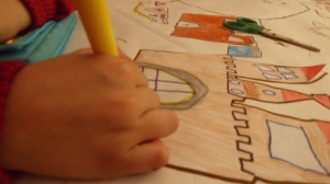 Петербургские дома оказались разукрашены детскими рисунками благодаря светопроекции
