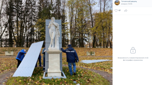 Скульптуры в парке Гатчины «утеплились» к зиме