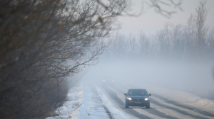 Снегопады и гололед: жителей Ленобласти предупредили о сложной дорожной обстановке