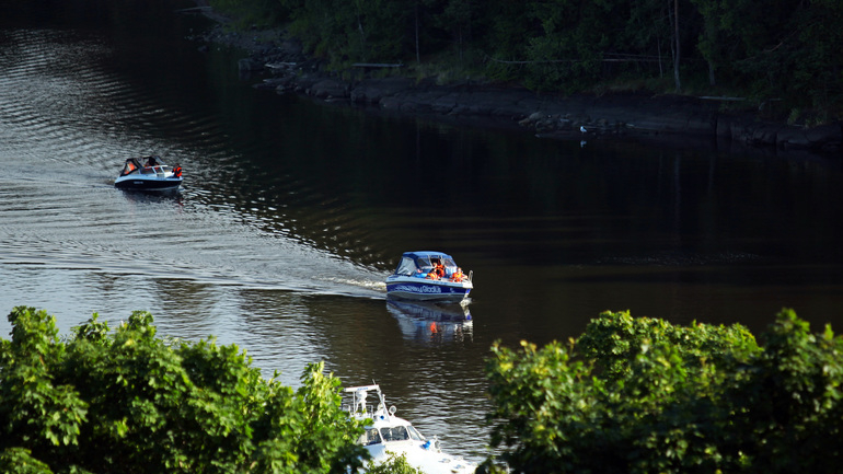Мужчина застрял в водах Ладожского озера из-за поломки мотора